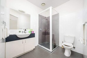 Een douche, een haardroger, handdoeken, shampoo