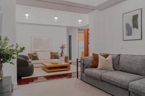 TV, offices - Majorca Lane - 1King2Queen - Flinders Lane Melbourne (Melbourne)
