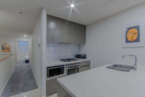 ثلاجة، ميكروويف، فرن، موقد طهي مسطح