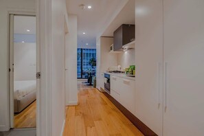 Interior - Jade Lane - 2 Queen Bed and Hot Tub with View, Parking (Melbourne)