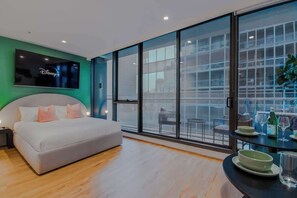 Iron/ironing board, WiFi, bed sheets - Jade Lane - 2 Queen Bed and Hot Tub with View, Parking (Melbourne)
