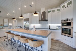 Fridge, microwave, oven, stovetop - It's Miller Time by SeaBreeze Vacation (Holmes Beach)