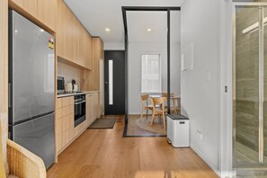 Fridge, microwave, oven, stovetop - Modern Townhouse | Parking & Backyard nr Ponsonby (Auckland Central Suburbs)