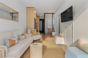 TV - Modern Townhouse | Parking & Backyard nr Ponsonby (Auckland Central Suburbs)