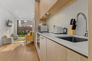 Geladeira, micro-ondas, fogão, cooktop