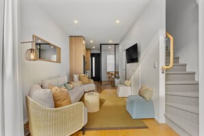 TV - Modern Townhouse | Parking & Backyard nr Ponsonby (Auckland Central Suburbs)