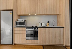 Fridge, microwave, oven, stovetop - Modern Townhouse | Parking & Backyard nr Ponsonby (Auckland Central Suburbs)