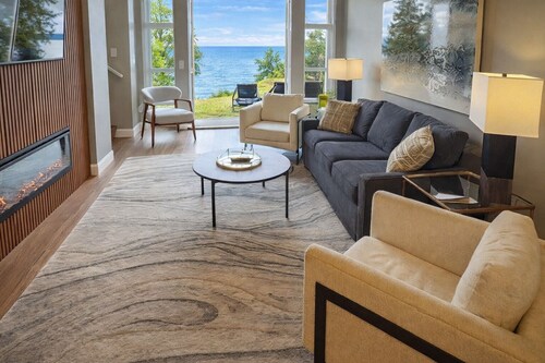 NEW! On Sunrise Ridge Resort. Waterfront Executive Townhome. Sleeps 6.