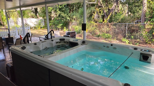 Spacious 5-Bd Tampa Retreat with Dual Jacuzzis. Close to Top Attractions.