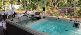 Spacious 5-Bd Tampa Retreat with Dual Jacuzzis. Close to Top Attractions.