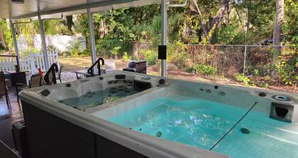 Spacious 5-Bd Tampa Retreat with Dual Jacuzzis. Close to Top Attractions.