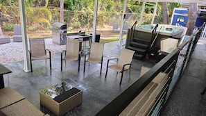 Terrace/patio - Spacious 5-Bd Tampa Retreat with Dual Jacuzzis. Close to Top Attractions. (Tampa)