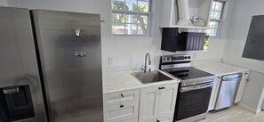 Een magnetron, een oven, een kookplaat