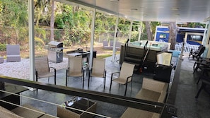 Terrace/patio - Spacious 5-Bd Tampa Retreat with Dual Jacuzzis. Close to Top Attractions. (Tampa)