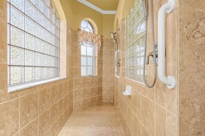 Shower, jetted bath, hair dryer, towels - Villa Aveline - Stunning Sailboat Access electric heated pool home - SWFL Rentals (Cape Coral)