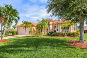 Exterior - Villa Aveline - Stunning Sailboat Access electric heated pool home - SWFL Rentals (Cape Coral)