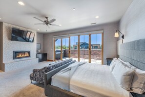 4 bedrooms, free WiFi, bed sheets - New! Summit Downtown Duo – Two Units Rented Together, 4BR w/ Decks, Hot Tub & Prime Location (Whitefish)