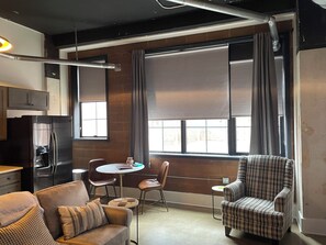 Smart TV - City View 1-King bed 1-bath with 1-queen sofa couch Condo in Downtown Knoxville (Knoxville)