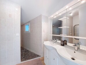 Bathroom - Les Roselières by Interhome (Meschers)