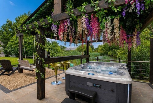 Maple Lodge - sleeps 2 guests in 1 bedroom