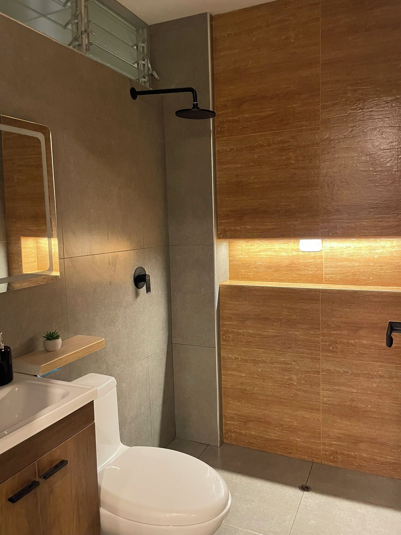 Douche, serviettes fournies, savon, papier toilette