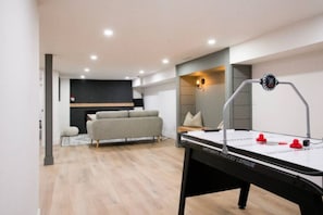 Game room - Cozy Getaway by the bay-Close to Mountain & Beach (Meaford)