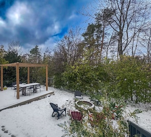 Outdoor dining - Cozy Getaway by the bay-Close to Mountain & Beach (Meaford)