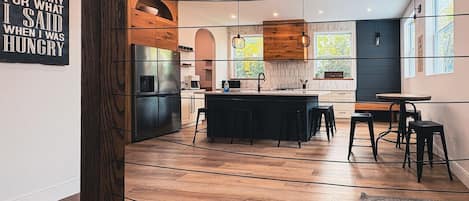 Réfrigérateur, four, plaque de cuisson, cafetière/bouilloire