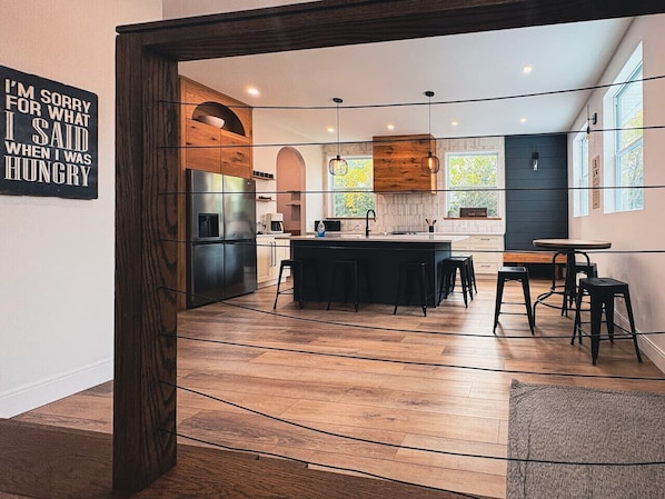 Fridge, oven, stovetop, coffee/tea maker - Cozy Getaway by the bay-Close to Mountain & Beach (Meaford)