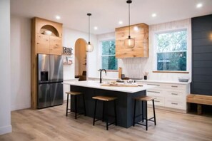 Fridge, oven, stovetop, coffee/tea maker - Cozy Getaway by the bay-Close to Mountain & Beach (Meaford)