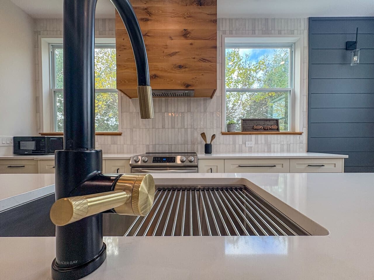 Fridge, oven, stovetop, coffee/tea maker