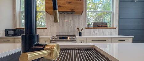 Fridge, oven, stovetop, coffee/tea maker