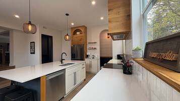 Fridge, oven, stovetop, coffee/tea maker