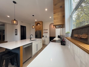 Fridge, oven, stovetop, coffee/tea maker - Cozy Getaway by the bay-Close to Mountain & Beach (Meaford)