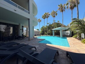 Outdoor pool - Stunning 1 Bedroom with spa bath (Surfers Paradise)