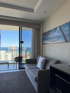 Studiosviitti, rantanäköala | Oleskelualue