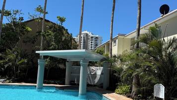 Hồ bơi ngoài trời