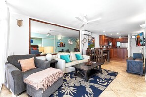 Smart TV, books - Kona's Best: Direct Oceanfront 2BR/2BA Condo w/ AC, Pool & Sunset Lanai (Kailua-Kona)