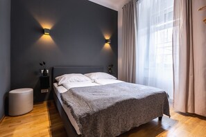 Tabla de planchar con plancha, wifi y ropa de cama 