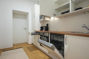 Fridge, microwave, oven, stovetop - Bright  apartment with a King-size bed (Wien)