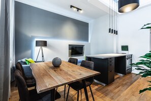 Dining - Authentic stylish apartment with a king-size bed (Vienna)