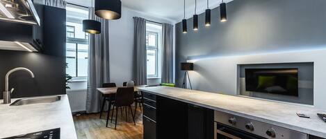 Kjøleskap, mikrobølgeovn, ovn og kokeplater