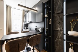 Fridge, microwave, oven, stovetop - Posh and stylish apartment with a queen-size bed (Wien)