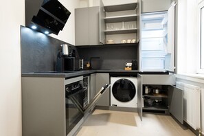 Kühlschrank, Mikrowelle, Ofen, Herdplatte