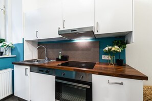 Kühlschrank, Mikrowelle, Ofen, Herdplatte