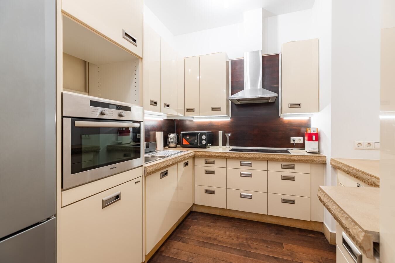 Kjøleskap, mikrobølgeovn, ovn og kokeplater