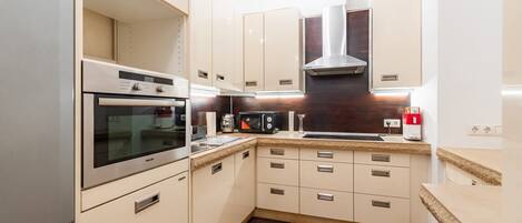 Kjøleskap, mikrobølgeovn, ovn og kokeplater