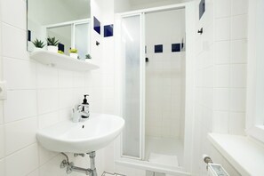 Hair dryer - Bright 1BR apartment with a queen-size bed (Wien)