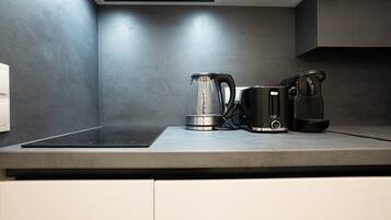 Kühlschrank, Mikrowelle, Ofen, Wasserkocher mit Kaffee-/Teezubehör