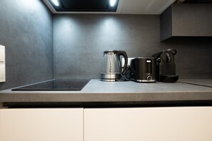 Kühlschrank, Mikrowelle, Ofen, Wasserkocher mit Kaffee-/Teezubehör
